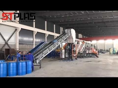 Gros seau bleu machine à laver